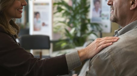 encouragement-gesture-shoulder-lobby